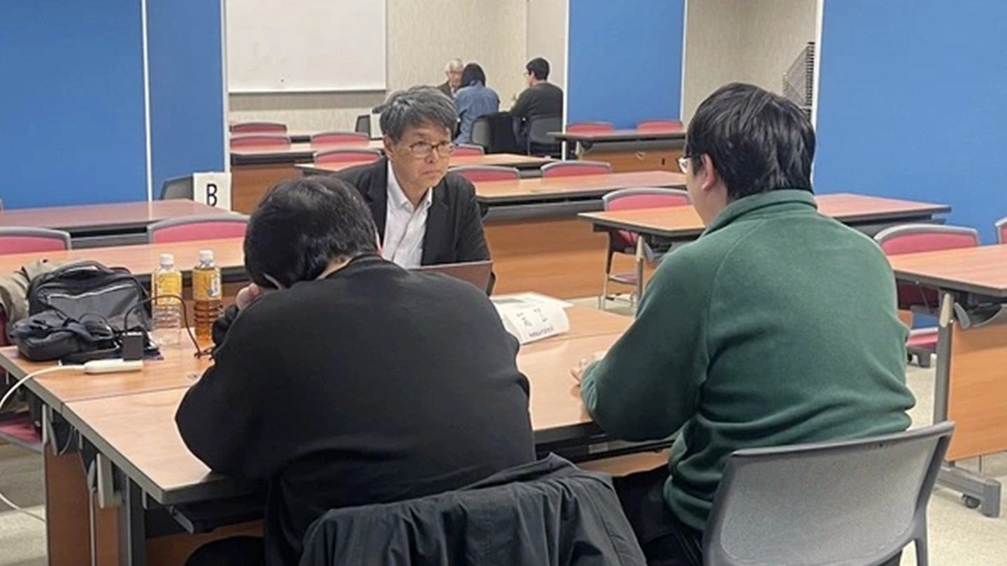 模擬面接を通じて学生に実践的なアドバイスを実施