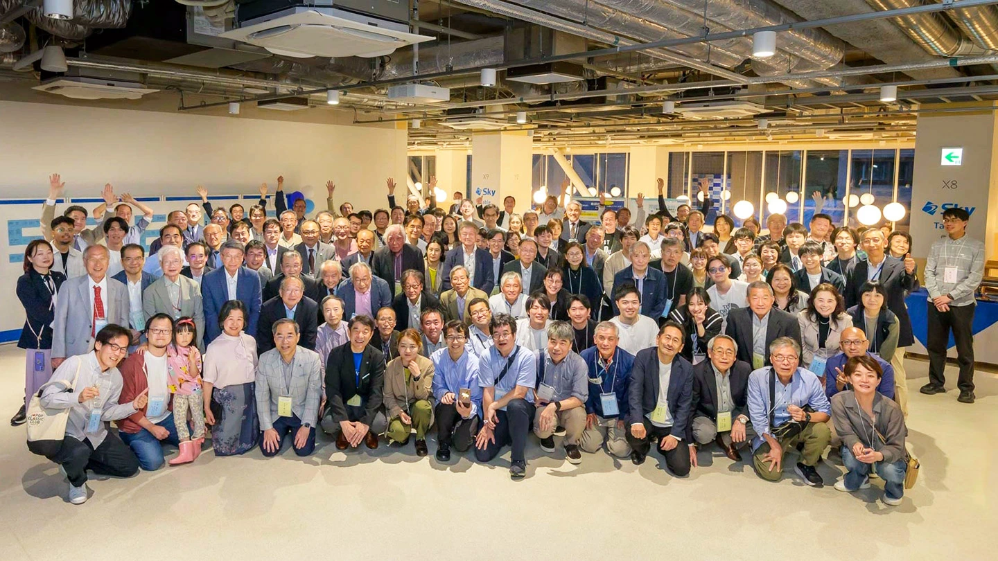 全体交流会の最後に参加者全員で記念撮影