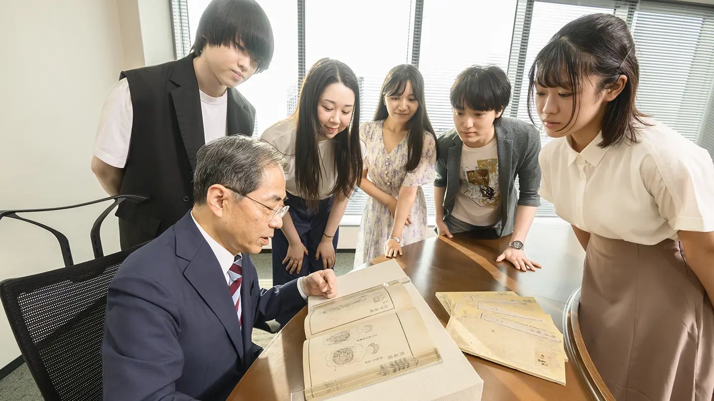 Portrait photography: Five students and President and CAO Tanaka