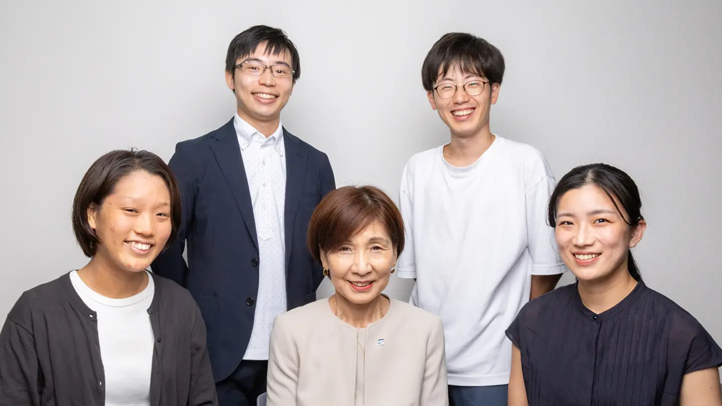 Portrait photography: Executive Vice President Hatano and young researches