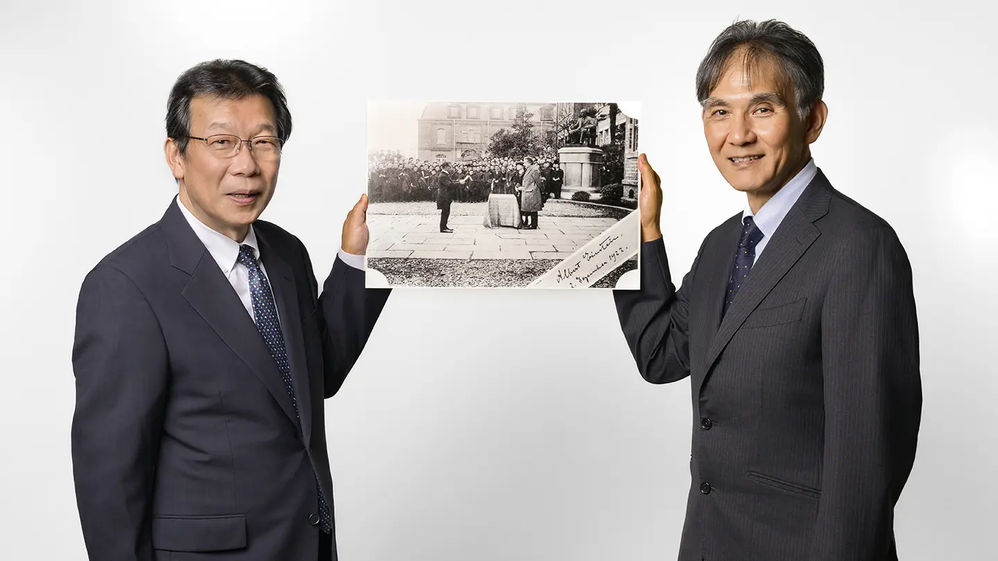 Portrait photography: Executive Vice President Sekiguchi (left) and Executive Vice President Wakabayashi (right)