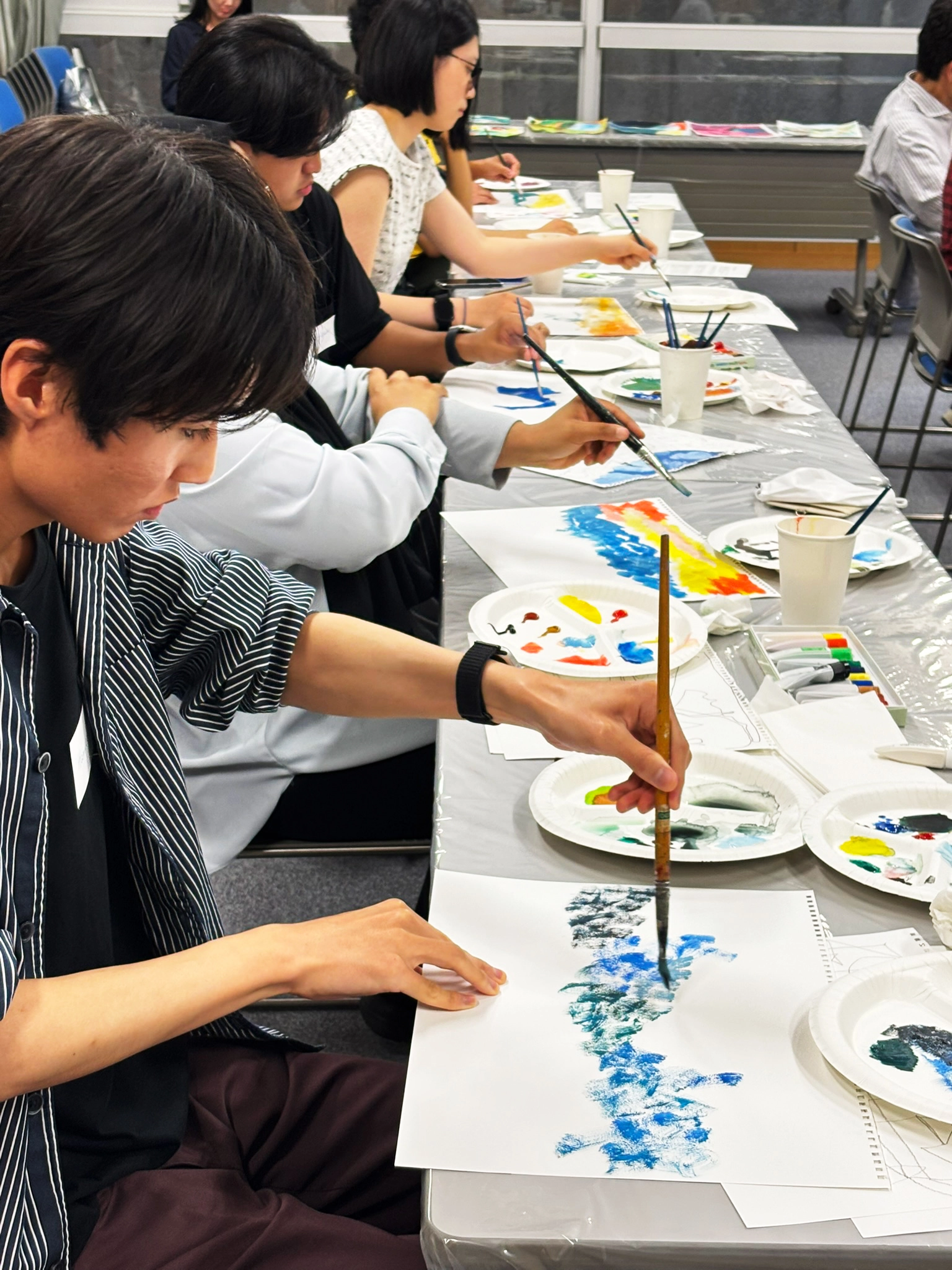 左手で絵を描く