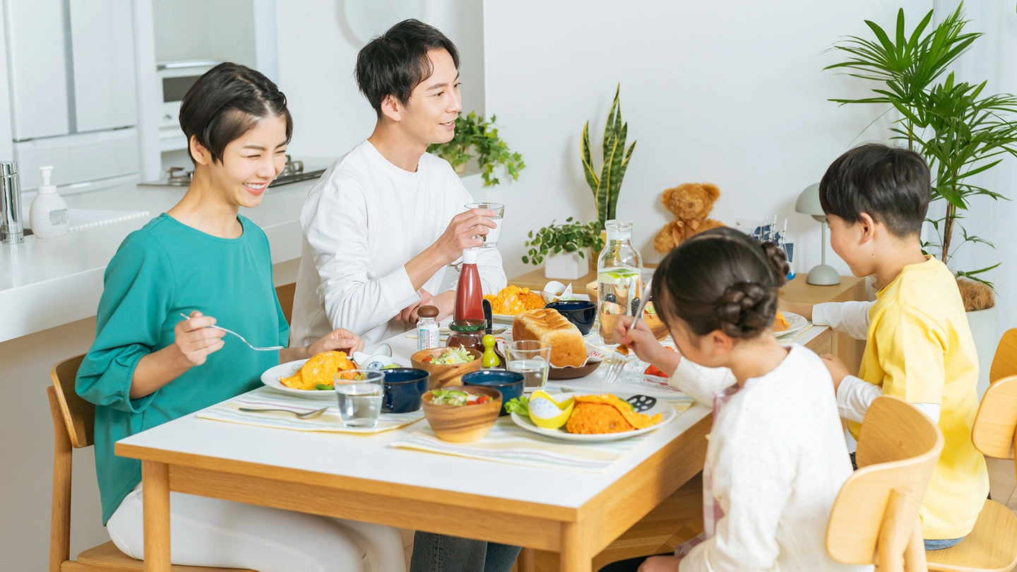 一緒に食事の支度をする家族